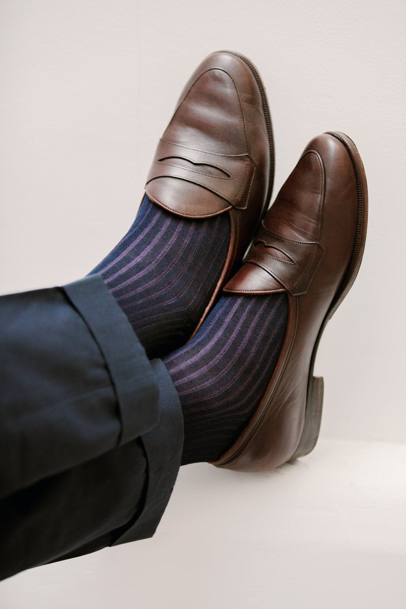 Chaussettes au motif rayé de couleur marine et violet en 100% fil d'Écosse. Modèle de mi-bas (chaussettes hautes) pour homme de chez Mazarin. Légère, douce et solide, cette paire se porte avec polyvalence toute l'année. Pointures : du 39 au 45