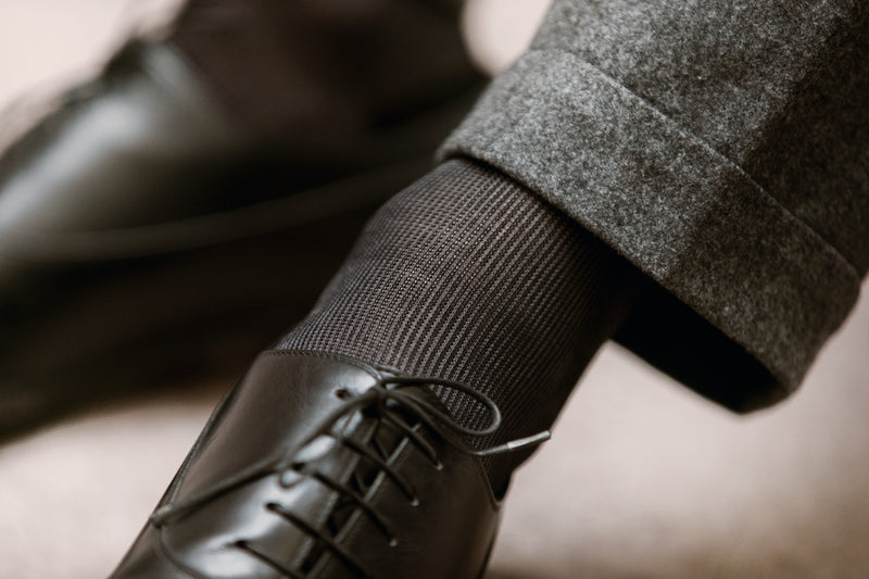 Chaussettes rayées à stries de couleur noire et grise, en 100% fil d'Écosse. Modèle de mi-bas ( hautes) pour homme. Douces, souples et durables. Pointures : du 39 au 46