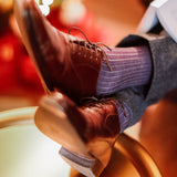 Chaussettes de couleur gris clair et aubergine en 100% fil d'Écosse. Modèle de mi-bas (chaussette hautes) pour homme de la marque Mazarin. Fines, douces, d'une grande légèreté. Adaptées aux chaussures de ville, un costume gris anthracite. Pointures : du 39 au 48