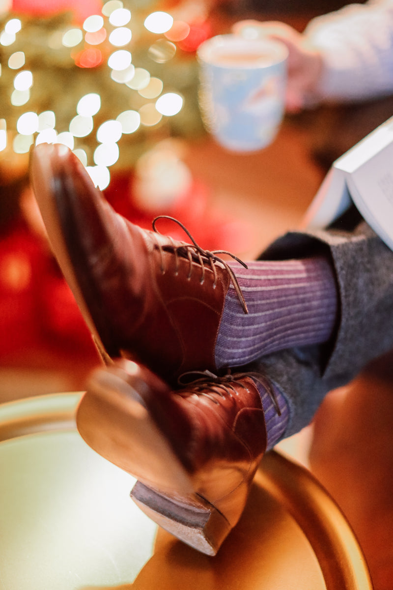 Chaussettes de couleur gris clair et aubergine en 100% fil d'Écosse. Modèle de mi-bas (chaussette hautes) pour homme de la marque Mazarin. Fines, douces, d'une grande légèreté. Adaptées aux chaussures de ville, un costume gris anthracite. Pointures : du 39 au 48