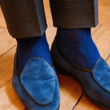 Chaussettes de couleur marine et bleu roi au motif caviar, en 100% fil d'Écosse. Mi-bas (montantes jusqu'au genoux) pour homme de la marque Mazarin. Souples et légères, ces chaussettes sont adaptées à n'importe quelle tenue. Pointures : du 39 au 46 