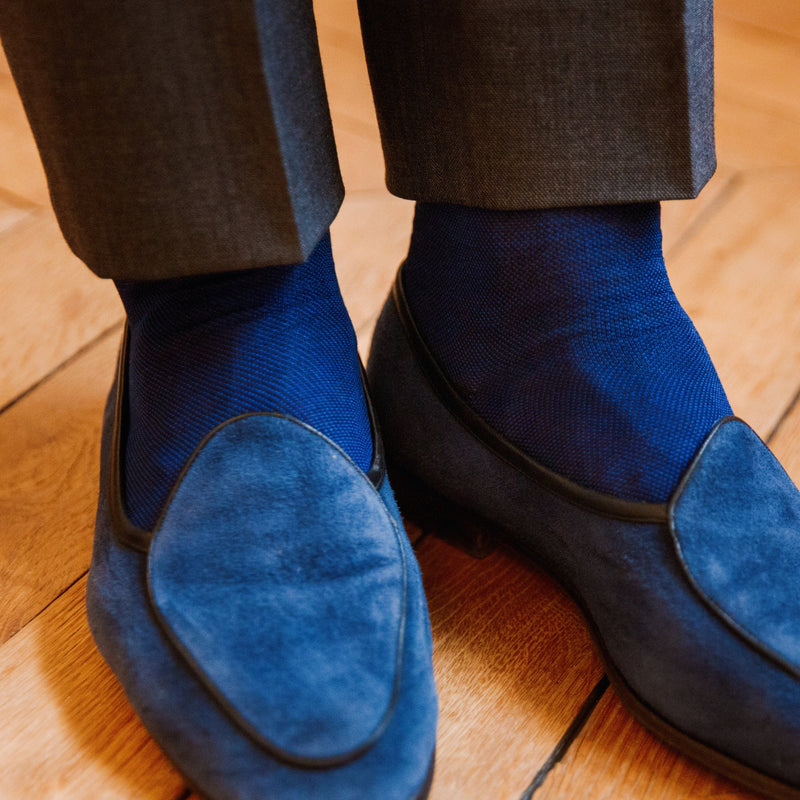 Chaussettes de couleur marine et bleu roi au motif caviar, en 100% fil d'Écosse. Mi-bas (montantes jusqu'au genoux) pour homme de la marque Mazarin. Souples et légères, ces chaussettes sont adaptées à n'importe quelle tenue. Pointures : du 39 au 46 
