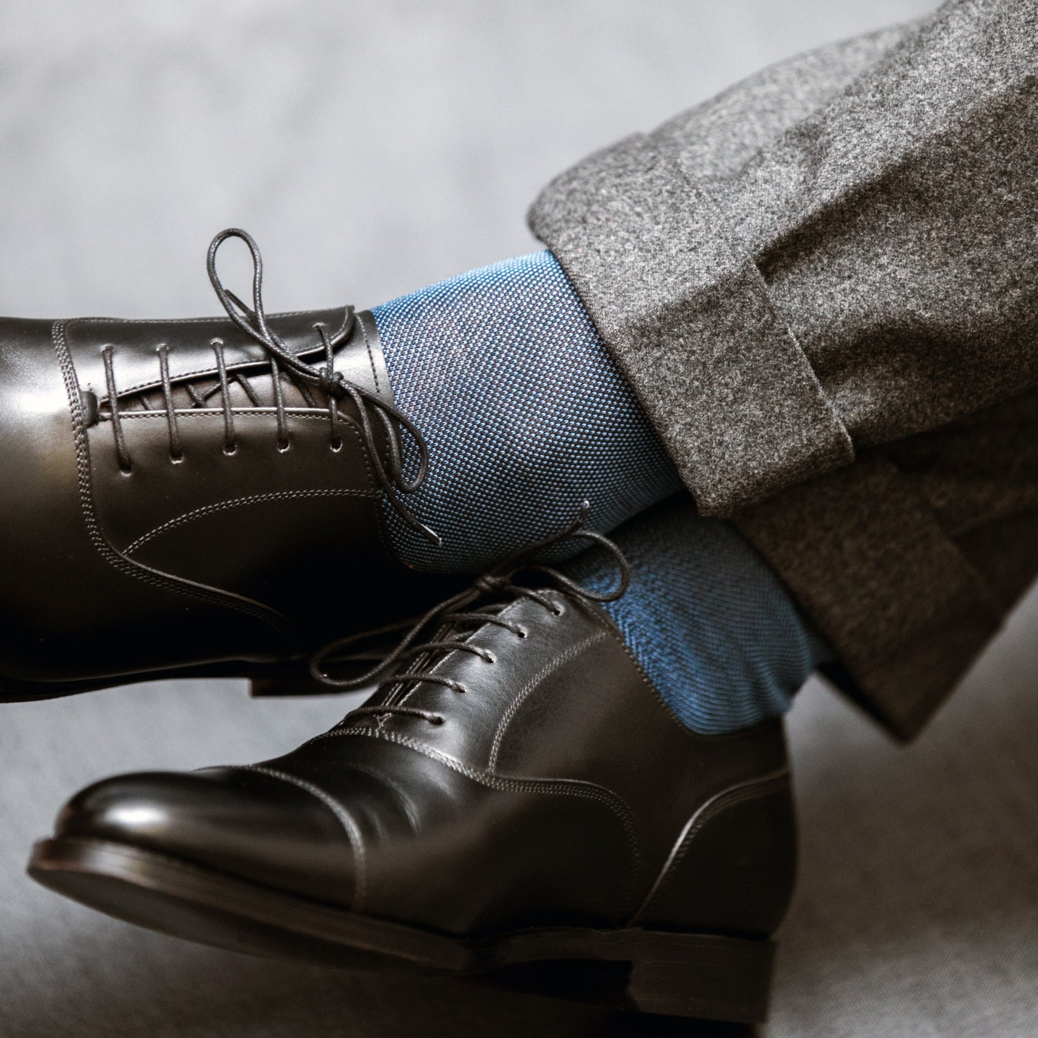 Mi-bas (chaussettes hautes) pour homme Mazarin en fil d'Écosse, de couleurs marine et bleu ciel. Des chaussettes douces et légères, très élégantes à porter avec une tenue habillée ou décontractée. Pointures : du 39 au 46