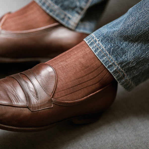 Chaussettes couleur chocolat en 100% fil d'Écosse de chez Mazarin. Modèle de mi-bas (chaussettes hautes) pour homme. Idéale pour les saisons intermédiaires pour leur légèreté et leur finesse, tout en restant durables. Adaptées pour les chaussures de ville aux nuances de marron. Pointures : du  39 au 46