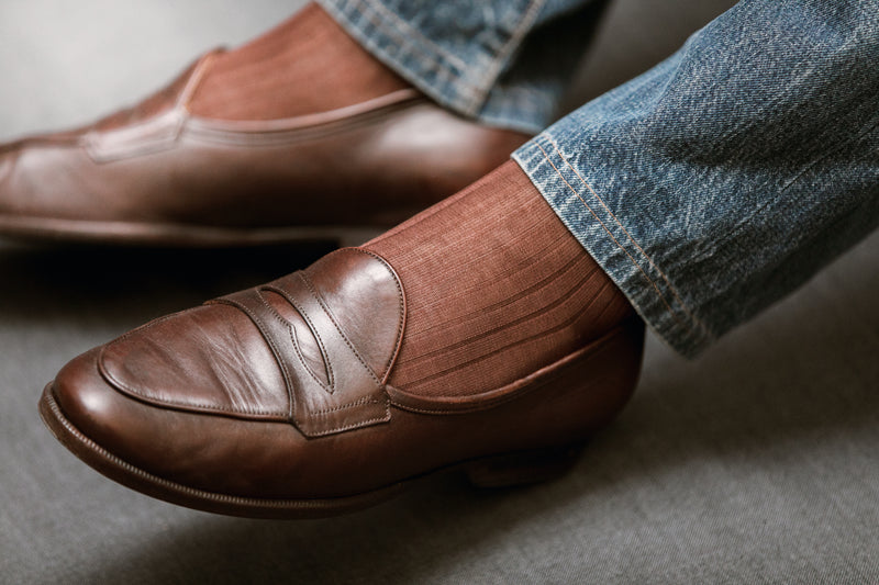 Chaussettes couleur chocolat en 100% fil d'Écosse de chez Mazarin. Modèle de mi-bas (chaussettes hautes) pour homme. Idéale pour les saisons intermédiaires pour leur légèreté et leur finesse, tout en restant durables. Adaptées pour les chaussures de ville aux nuances de marron. Pointures : du  39 au 46