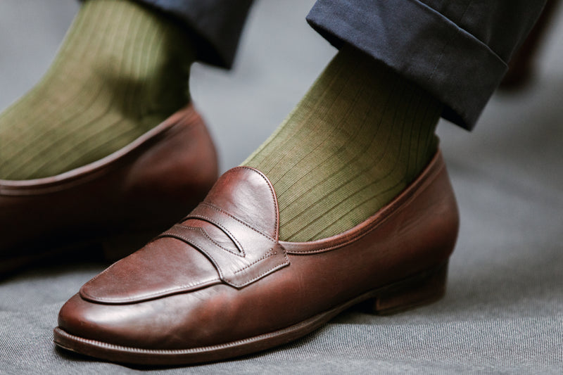 Chaussettes mi-bas (chaussettes hautes) de couleur vert kaki, en 100% fil d'Écosse. Modèle pour homme de la marque Mazarin. Très légères, fines et très douces. La couleur est adaptée aux tenues marron, bleue marine ou même grise. Pointures : du 38 au 47