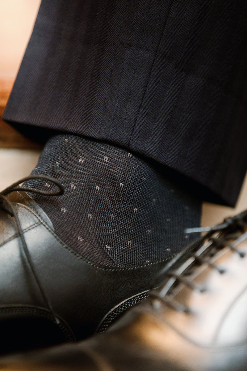 Chaussettes bleu marine à pois gris, en 100% fil d'Écosse. Mi-bas (hautes) pour homme, de la marque Bresciani. Douces, fines et légères. Pointures : du 39 au 45 