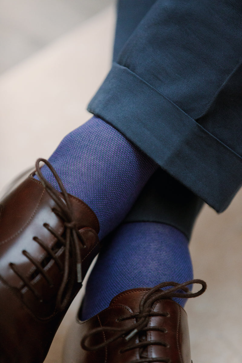Chaussettes au motif caviar de couleur bleu et violet, en 100% fil d'Écosse. Modèle de mi-bas (chaussettes hautes) pour homme de la marque Mazarin. Douces, légères, fines. Pointures, du 39 au 46.