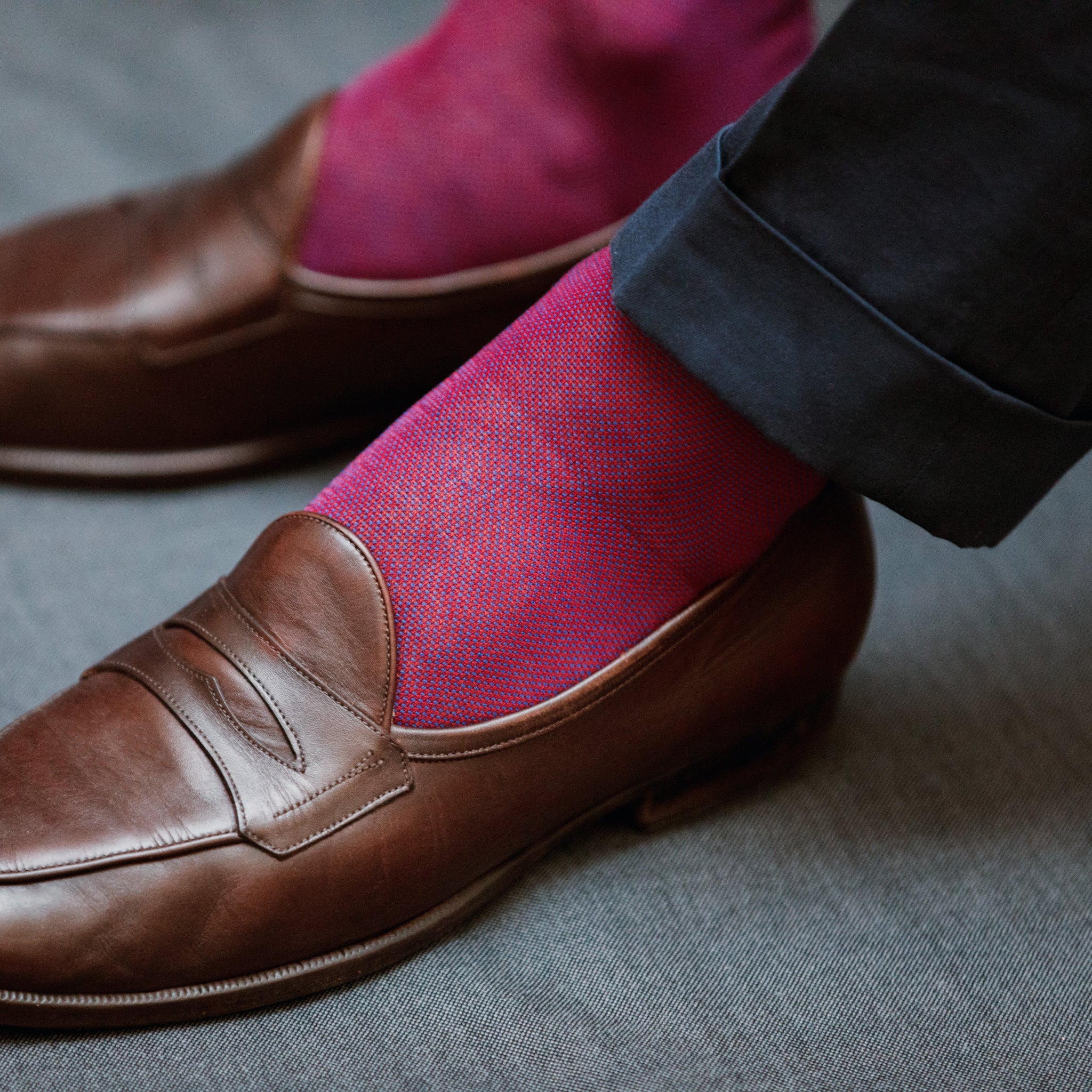 Chaussettes au motif caviar de couleur carmin et bleu roi, en 100% fil d'Écosse. Modèle de mi-mollet (courtes) pour hommes de la marque Mazarin. Légères et fines. Pointures : du 39 au 46