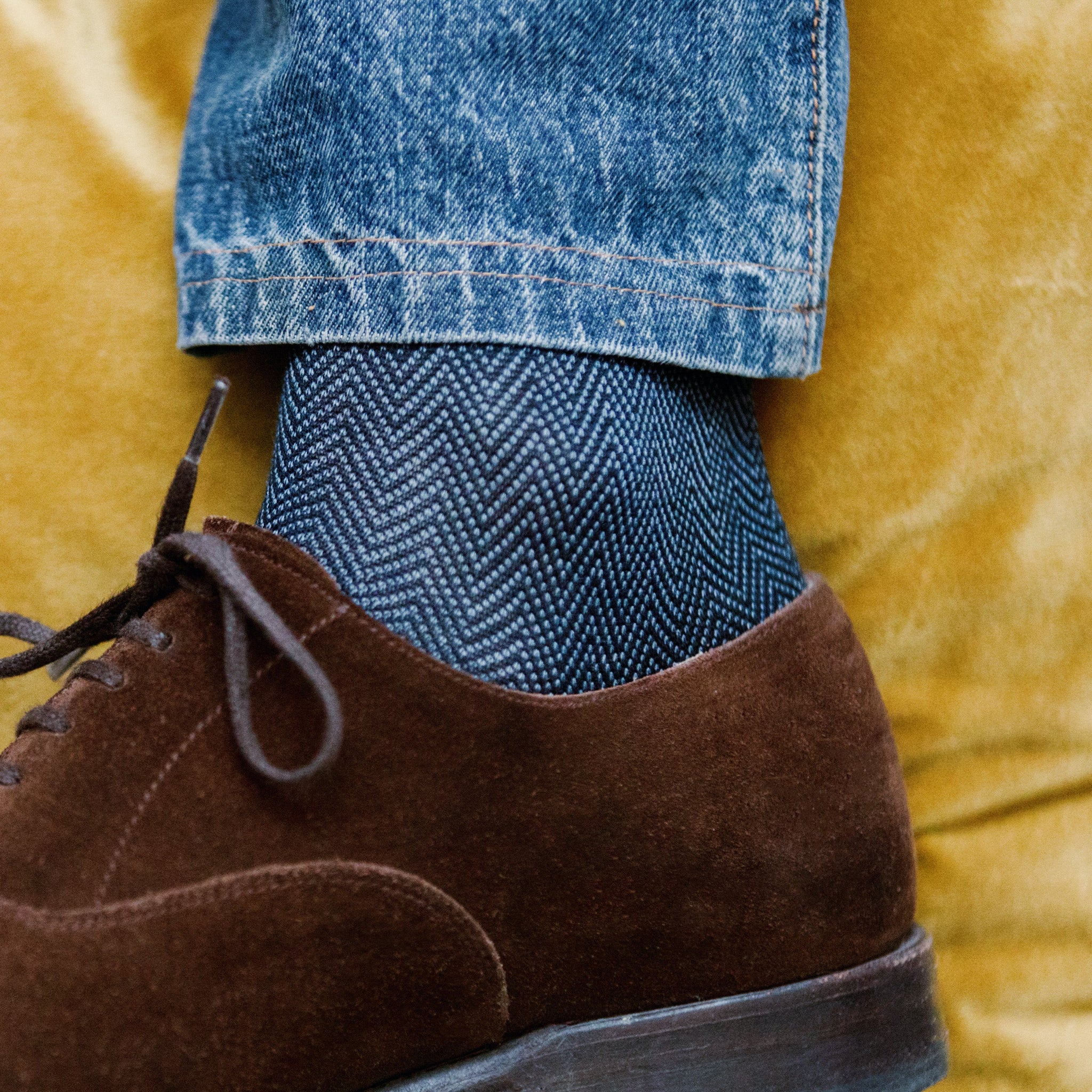 Chaussettes au motif chevrons aux nuances bleu marine et bleu acier, en 100% fil d'Écosse. Modèle de mi-bas (chaussettes hautes) pour homme de la marque Bresciani. Chaussettes très douces, légères et au motif raffiné, qui s'associent avec de tenues aussi bien formelles que décontractées. Pointures : du 39 au 47 