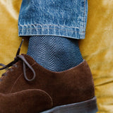 Chaussettes au motif chevrons aux nuances bleu marine et bleu acier, en 100% fil d'Écosse. Modèle de mi-bas (chaussettes hautes) pour homme de la marque Bresciani. Chaussettes très douces, légères et au motif raffiné, qui s'associent avec de tenues aussi bien formelles que décontractées. Pointures : du 39 au 47 