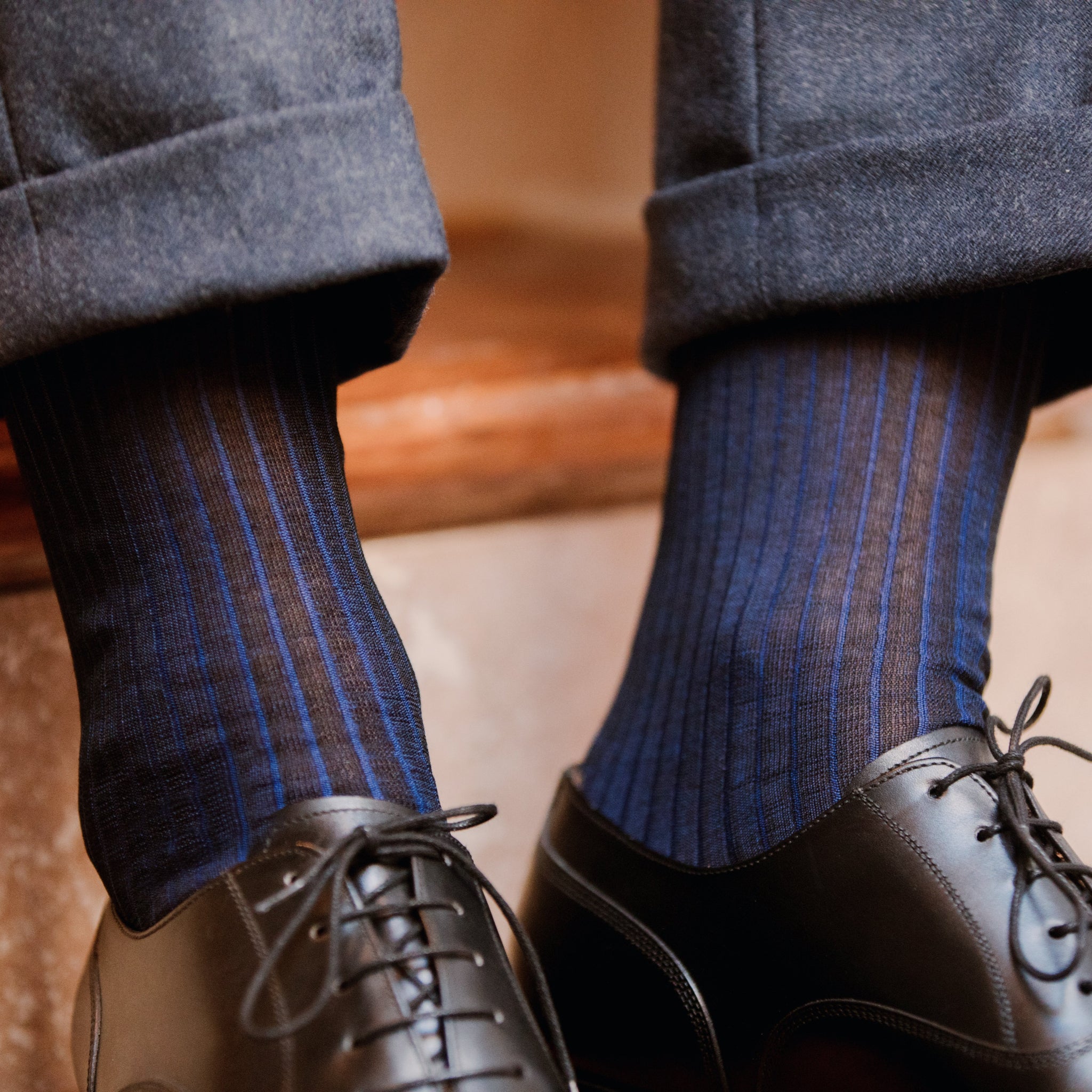 Chaussettes au motif rayé de couleur noire et bleu roi en 100% fil d'Écosse. Mi-bas (chaussettes longues) pour homme de la marque Mazarin. Ce motif à la fois élégant et discret permet d'associer ces chaussettes légères et douces à vos tenues formelles. Pointures : du 39 au 46