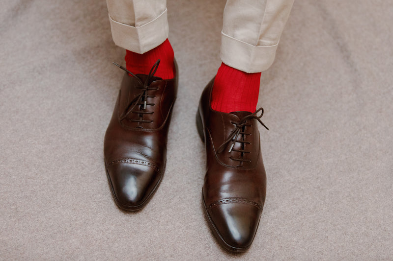 Chaussettes mi-bas (chaussettes hautes) rouge carmin en 100% fil d'Écosse. Modèle pour homme de chez Mazarin. Épaisseur fine, douces et légères, tout en conservant une durabilité certaine. Idéale pour vos tenues formelles ou plus décontractées en toute saison. Pointures : du 36 au 49
