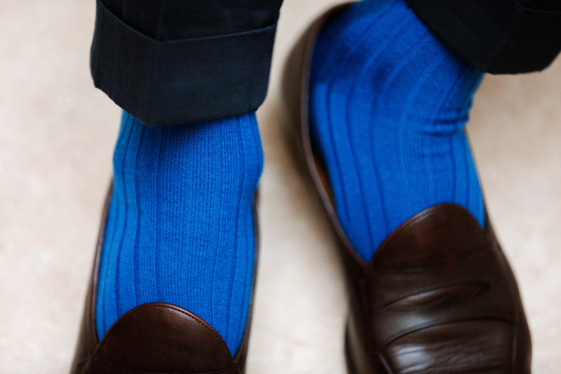 Chaussettes bleu roi en laine super-solide très résistantes à l'usure, marque Mazarin. Chaussettes homme (pointures du 39 au 47), mi-bas (hautes), chaudes et d'épaisseur intermédiaire. Existe en d'autres coloris. A porter en hiver dans des chaussures du ville.