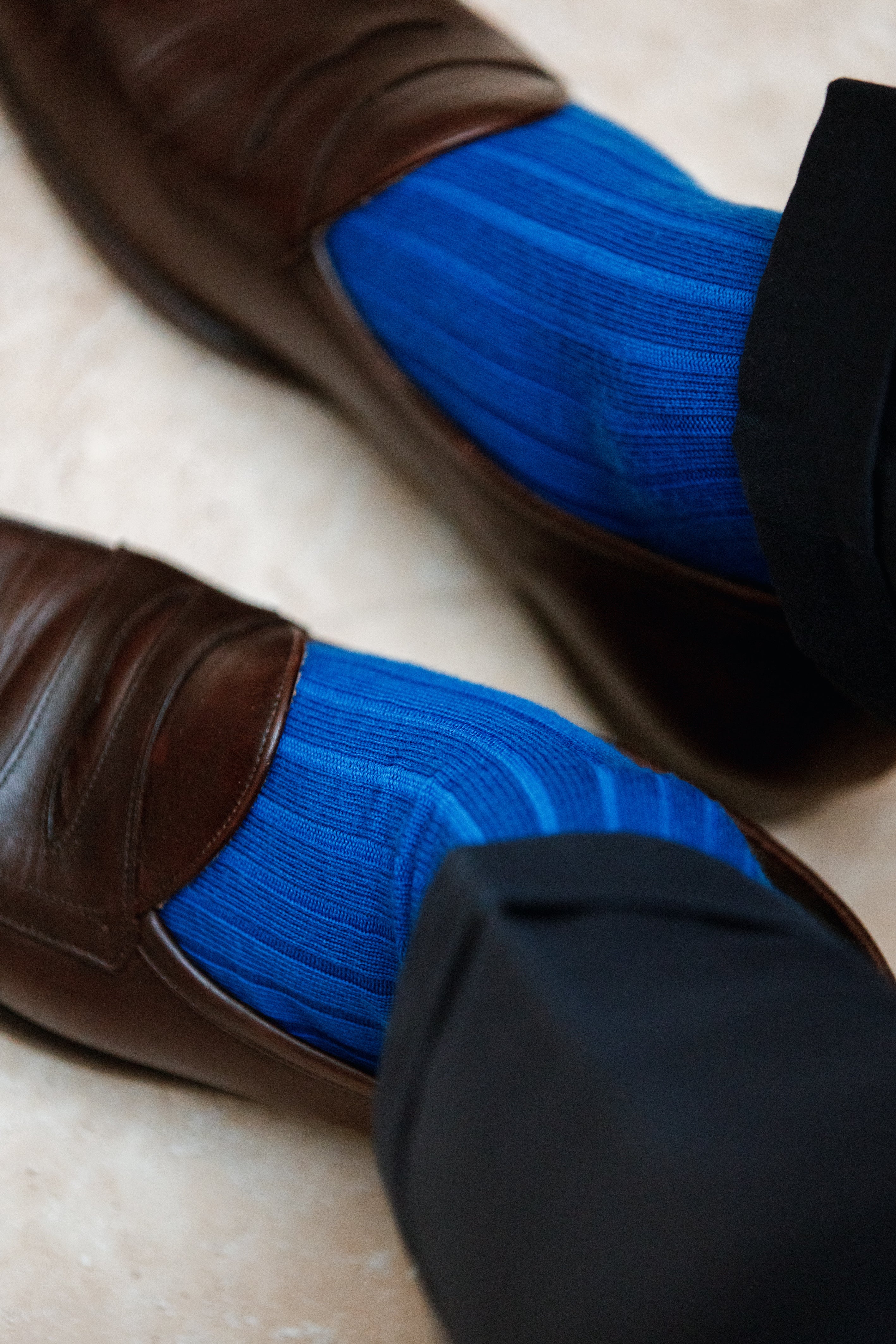 Chaussettes bleu roi en laine super-solide, très résistantes à l'usure et aux frottement, marque Mazarin fabriquées en Italie. Chaussettes mi-mollet (courtes) pour homme, d'épaisseur intermédiaire, chaudes et douces. Pointures : du 39 au 47.