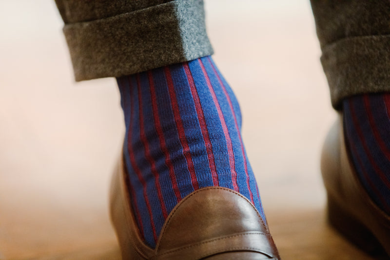 Chaussettes bleu outremer avec les côtes rayées rouges en fil d'écosse super-solide de Mazarin. Modèle mi-mollet (hautes) pour homme : chaussettes renforcées en polyamide, très résistantes à l'usure et aux frottements, épaisseur intermédiaire. Pointures : du 39 au 47.