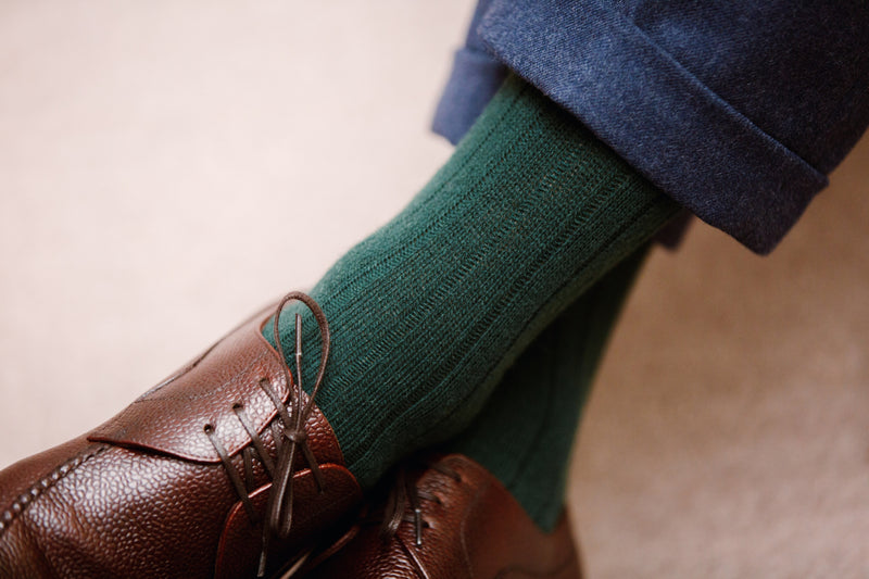 Chaussettes vert pin 85% cachemire épais de la marque Mazarin, fabriquées en Italie. Modèle de mi-molet (courtes) pour homme et femme, disponible du 36 au 45. Chaussettes en cachemire épais, doux, chaud et renforcé en polyamide pour plus de robustesse. 