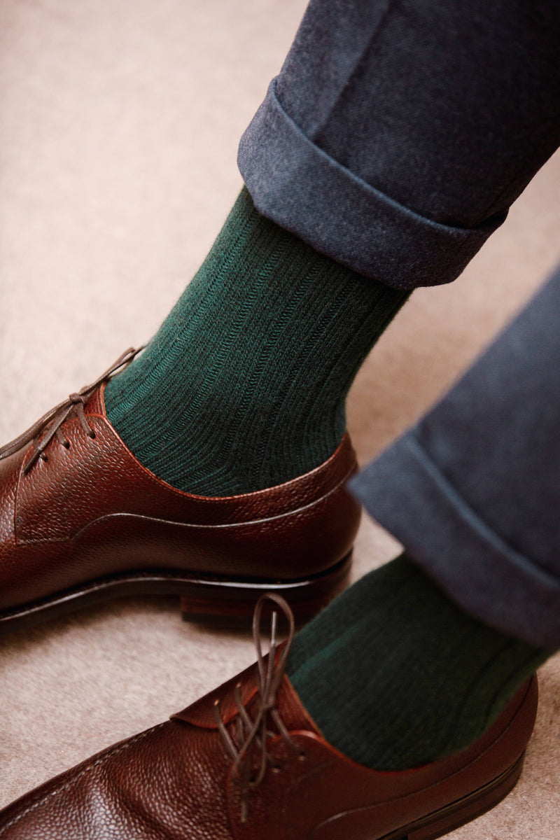 Chaussettes vert foncé/vert pin en 85% cachemire de la marque Mazarin. Modèle mi-bas (hautes) pour homme et femme , pointures du 36 au 45. Chaussettes d'hiver très confortables, épaisses, chaudes et douces. 