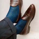 Chaussettes de couleur bleu canard, en 100% fil d'Écosse. Modèle de mi-bas (chaussettes montantes jusqu'au genoux) pour homme de la marque Mazarin. Des chaussettes souples, légères et durables pouvant être associées à une tenue formelle. Pointures : du 36 au 47