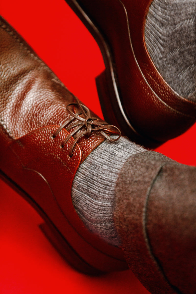 Chaussettes gris anthracite en 85% cachemire de la marque Mazarin, parfaites pour l'hiver, épaisses, très chaudes et douces. Modèle mi-bas (chaussettes hautes) pour homme et femme, pointures du 36 au 45.