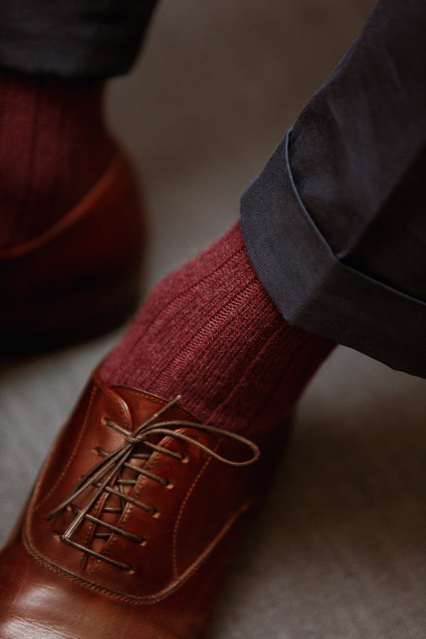 Chaussettes couleur vin/bordeaux pour l'hiver en cachemire 85% de Mazarin. Modèle pour homme et femme, fabriqué en Italie et disponible du 36 au 45. Chaussettes en cachemire épais, doux et chaud, renforcé en polyamide pour plus de solidité. 