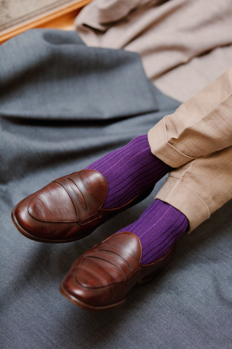 Chaussettes de couleur aubergine en 70% Cachemire et 30% Soie. Modèle de mi-bas (Chaussettes hautes) pour femme, de la marque Mazarin. Chaussettes fines, chaudes et au toucher délicat. Pointures : du 36 au 45