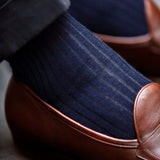 Chaussettes bleu nuit en 70% cachemire et 30% soie de la marque Mazarin. Modèle d'hiver pour homme et femme, hauteur mo-mollet (courtes). Chaussettes très fines, chaudes et douces, idéales à porter en hiver dans des chaussures de ville. Pointures : du 36 au 45.