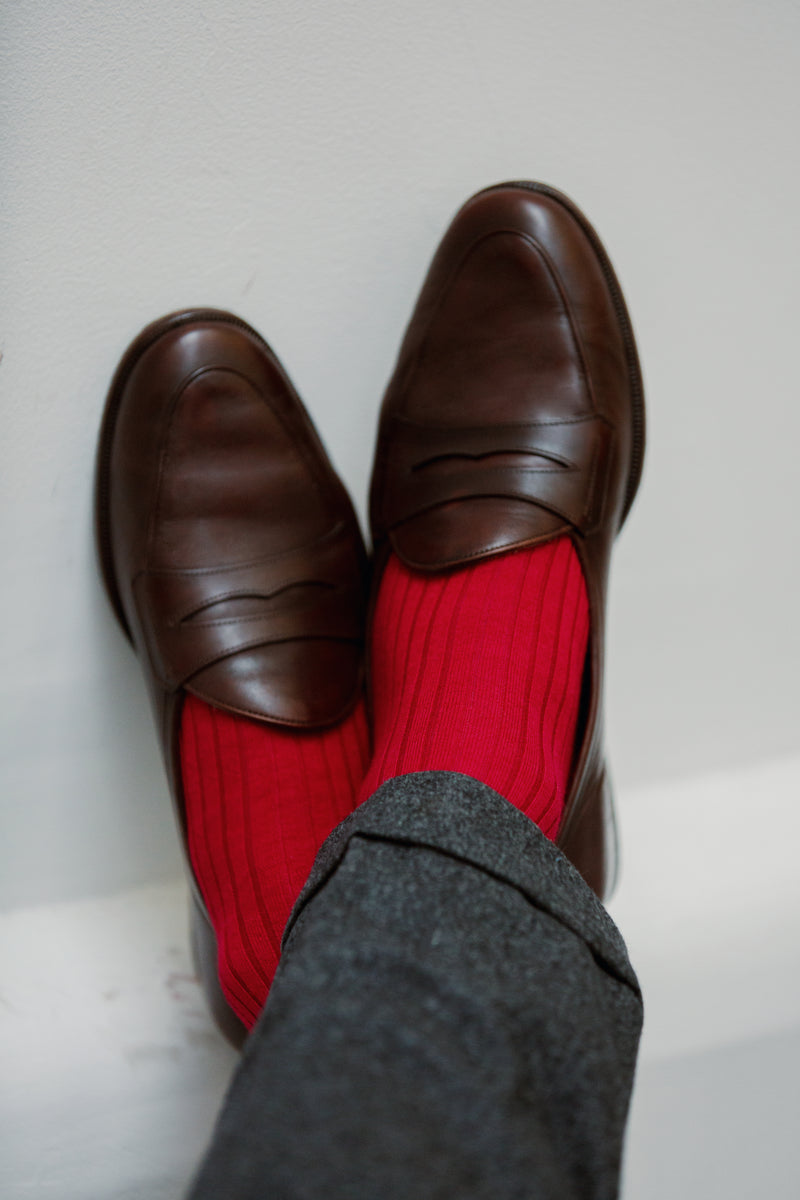 Chaussettes rouge framboise en cachemire & soie, fines, douces et chaudes. Modèle de la marque Mazarin pour homme & femme en mi-bas (hautes). Pointures du 36 au 45.