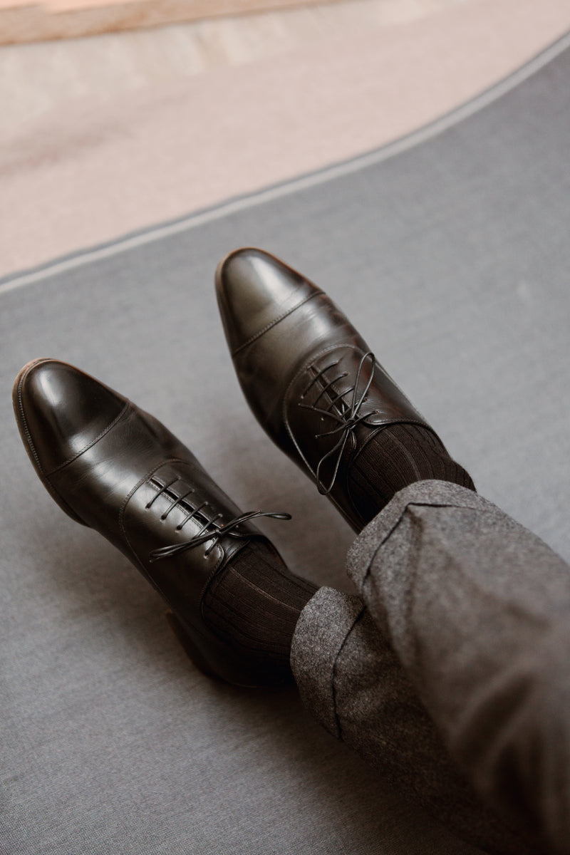 Chaussettes noire en cachemire & soie de la marque Mazarin, hauteur mi-bas (chaussettes hautes). Modèle pour homme et femme. Très douces, fines et thermorégulatrices.Pointures du 36 au 45.
