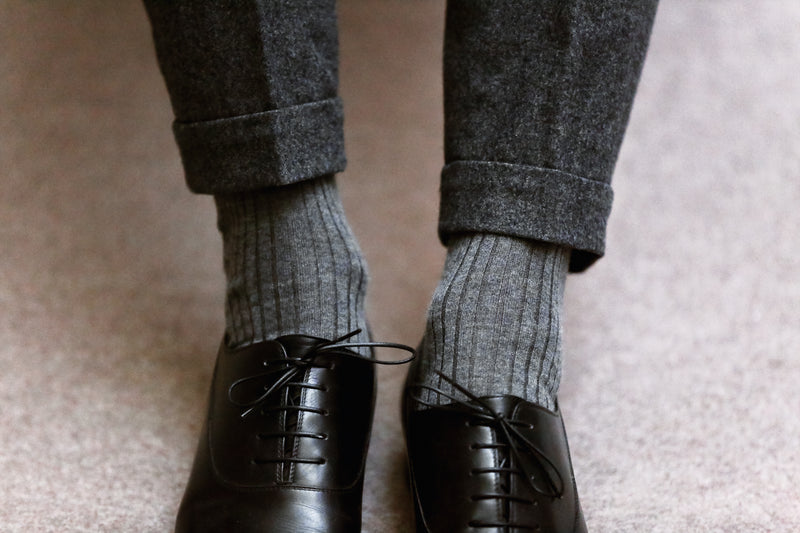 Chaussettes gris moyen en cachemire et soie fines, douces et chaudes pour l'hiver. Modèle de chaussettes mi-bas (hautes) pour homme et femme, pointures du 36 au 45. Idéales à porter en hiver dans des chaussures de ville grâce à leur finesse. 