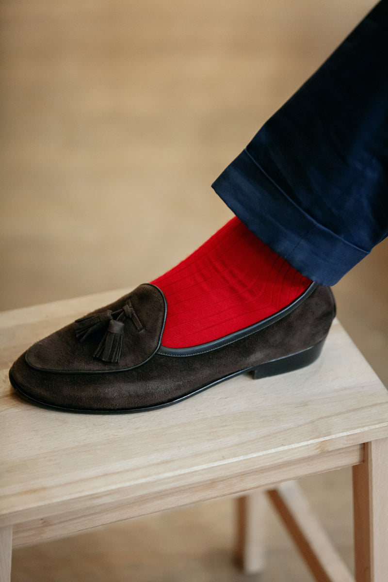 Chaussettes d'hiver rouge vif en cachemire & soie, mélange très fin, chaud et doux, idéale à porter dans des chaussures de ville par temps froid. Modèle de chaussettes Mazarin mi-bas (hautes) pour homme et femme. Pointures du 36 au 45.