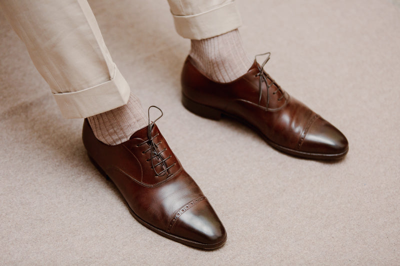 Chaussettes en cachemire et soie couleur beige clair de la marque Mazarin. Idéales pour l'hiver à porter dans des chaussures de villes, elles sont chaudes douces et fines. Modèles mi-bas (chaussettes hautes) pour homme et pour femme : pointures du 36 au 45.