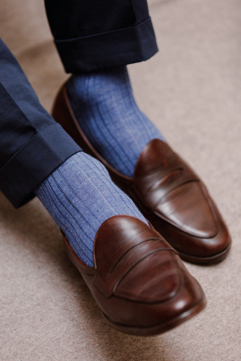 Chaussettes en 70% cachemire & 30% soie couleur bleu acier de la marque Mazarin. Modèle mi-mollet (court) pour homme et femme à porter en hiver dans des chaussures de ville. Elles sont très chaudes, douces et fines. Pointures : du 36 au 45.