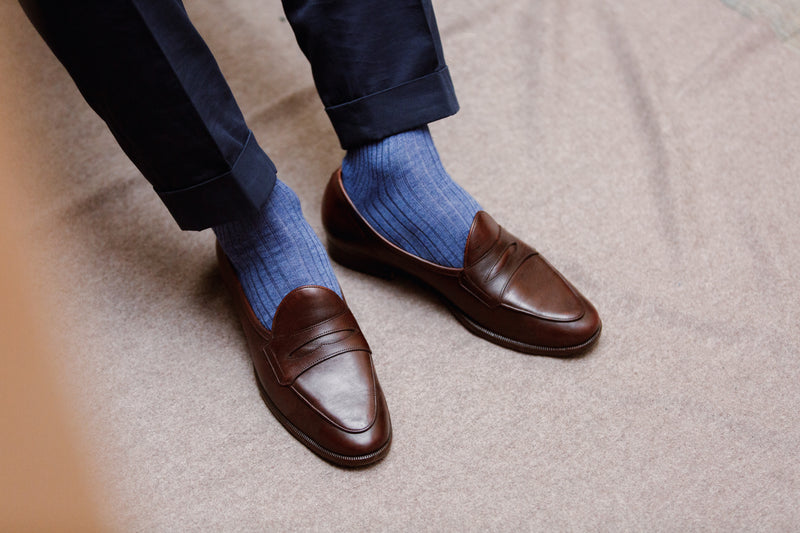 Chaussettes bleu acier ou bleu ciel en cachemire et soie de la marque Mazarin. Modèles de chaussettes mi-bas (hautes) pour homme et pour femme. Pointures du 36 au 45. Idéales à porter en hiver dans des chaussures de villes, elles sont fines, douces et chaudes. 