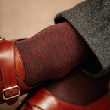 Chaussettes de contention couleurs gris et bordeaux, en 45% Coton, 46% Polyamide, 9% Élasthanne. Modèle de mi-bas (hautes) pour homme, de la marque Mazarin. Épaisses, élégantes, confortables. Pointures : du 39 au 46