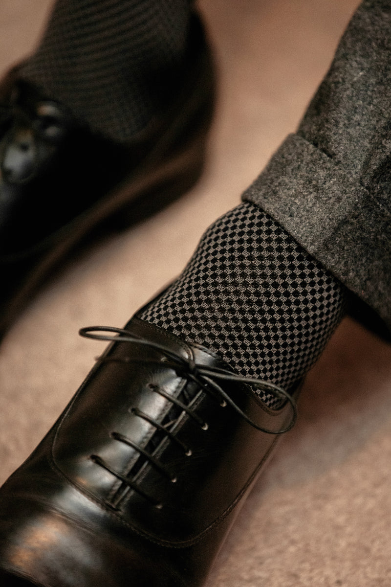 Chaussettes de contention à motif damier, de couleurs noires et grises, en 45% Coton, 46% Polyamide, 9% Élasthanne. Modèle de mi-bas (hautes) pour homme, de la marque Mazarin. Épaisses, élégantes, confortables. Pointures : du 37 au 46