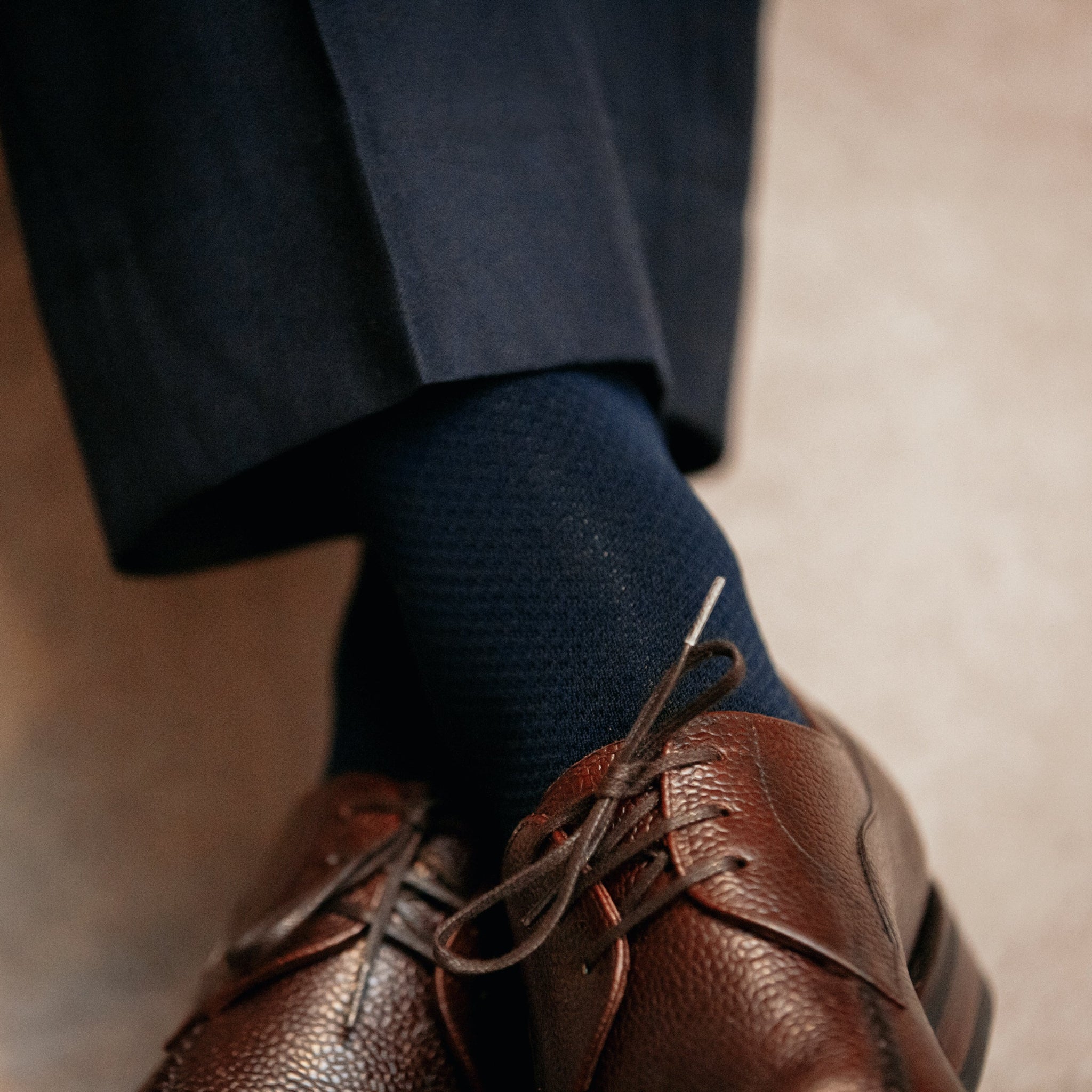 Chaussettes de contention couleur bleu marine, en 45% Coton, 46% Polyamide et 9% Élasthanne. Modèle de mi-bas (hautes) pour homme, de la marque Mazarin. Élégantes, épaisses et confortables. Pointures : du 37 au 46