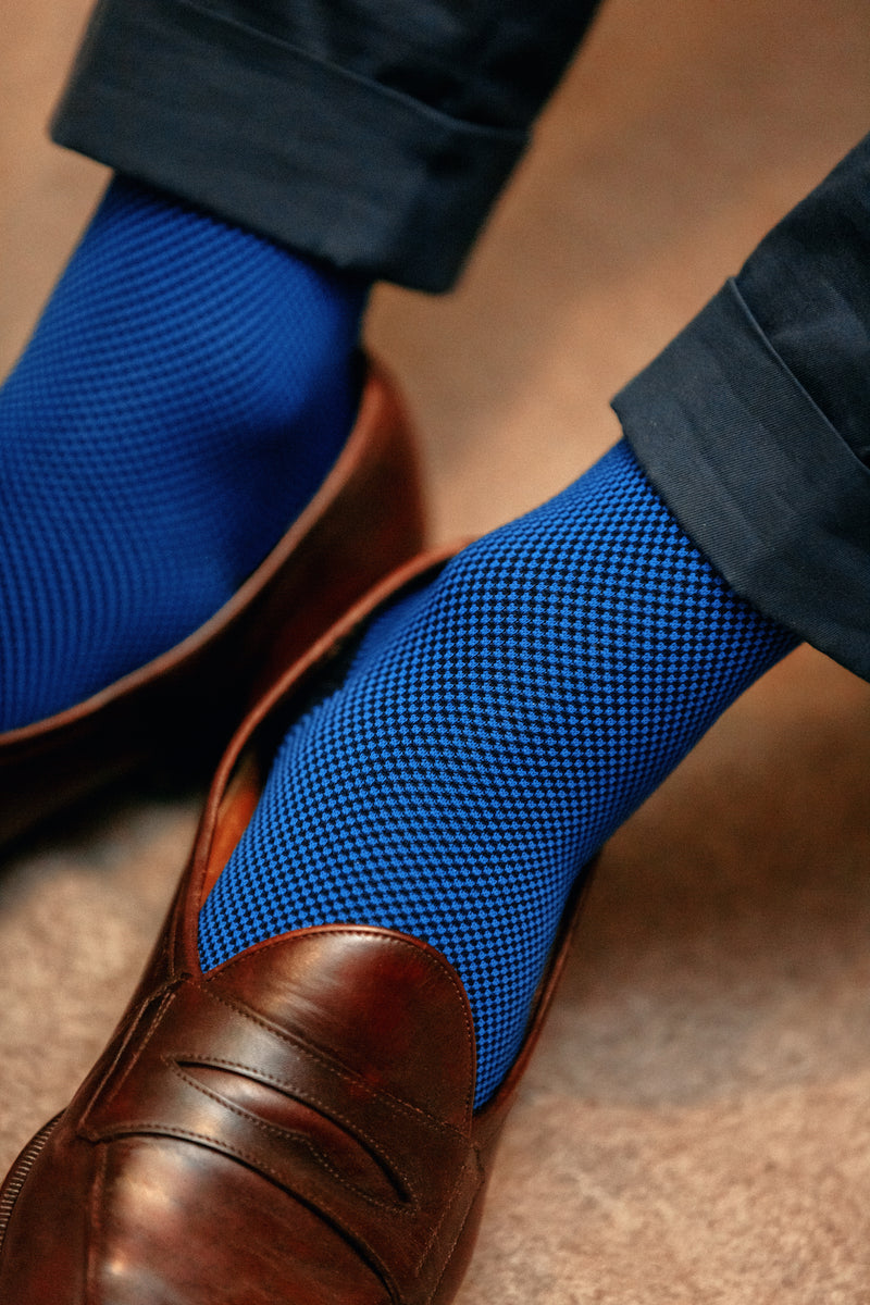Chaussettes de contention à motif petit carrés alternés de couleurs bleu marine et bleu roi en 45% Coton, 46% Polyamide, 9% Élasthanne. Modèle de mi-bas (hautes) pour homme, de la marque Mazarin. Épaisses, élégantes, confortables. Pointures : du 37 au 46