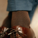 Chaussettes de contention avec deux nuances de marron  en 45% Coton, 46% Polyamide, 9% Élasthanne. Modèle de mi-bas (hautes) pour homme, de la marque Mazarin. Épaisses, élégantes, confortables. Pointures : du 39 au 46