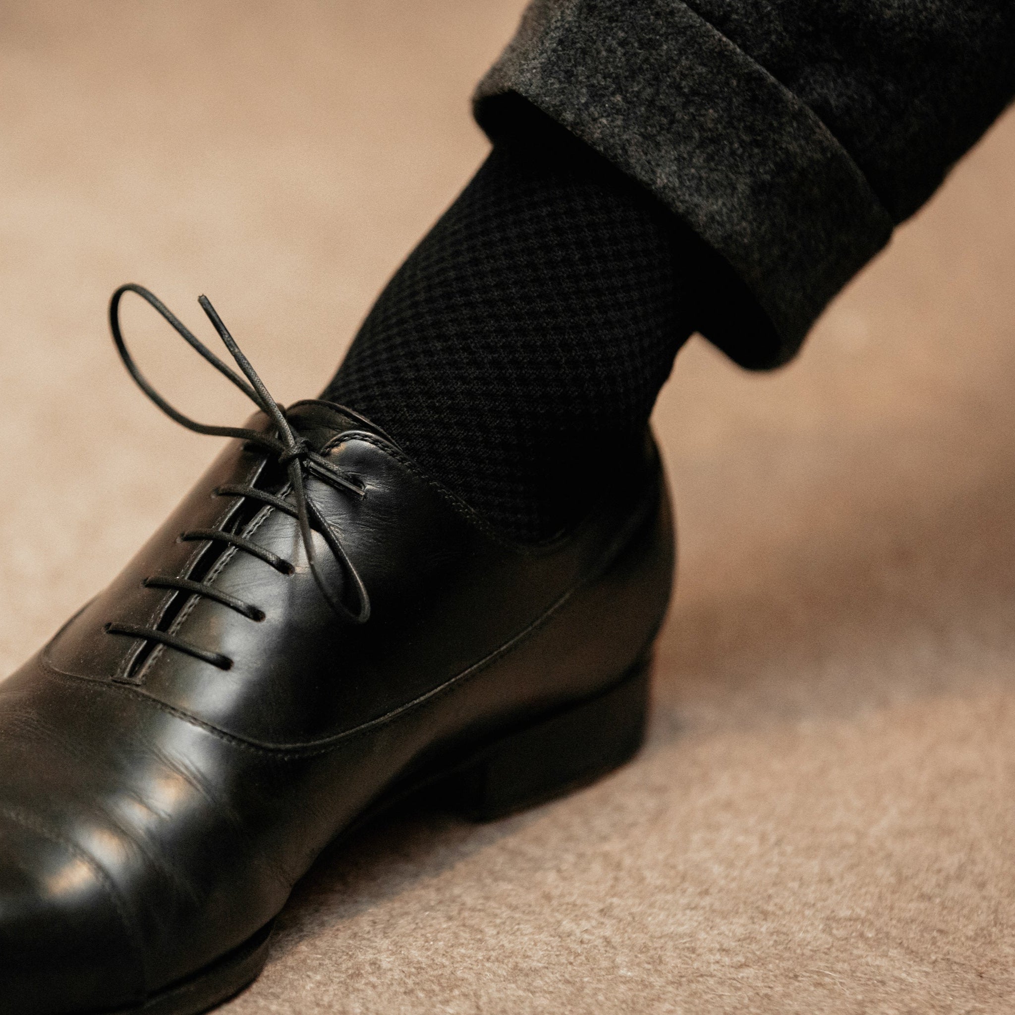 Chaussettes de contention noires, en 45% Coton, 46% Polyamide, 9% Élasthanne. Modèle de mi-bas (hautes) pour homme, de la marque Mazarin. Épaisses, élégantes, confortables. Pointures : du 37 au 46