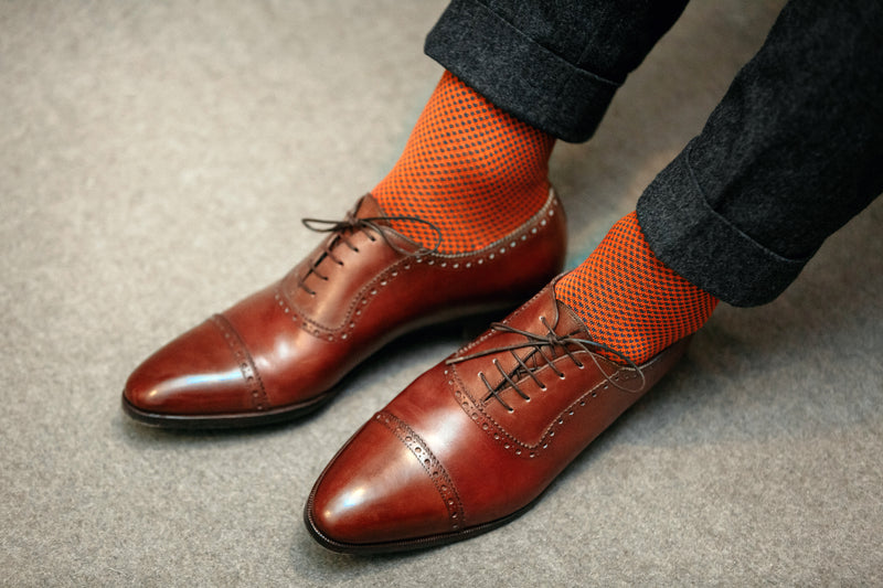 Chaussettes de contention couleurs orange et bleu roi, en 45% Coton, 46% Polyamide, 9% Élasthanne. Modèle de mi-bas (hautes) pour homme, de la marque Mazarin. Épaisses, élégantes, confortables. Pointures : du 37 au 46
