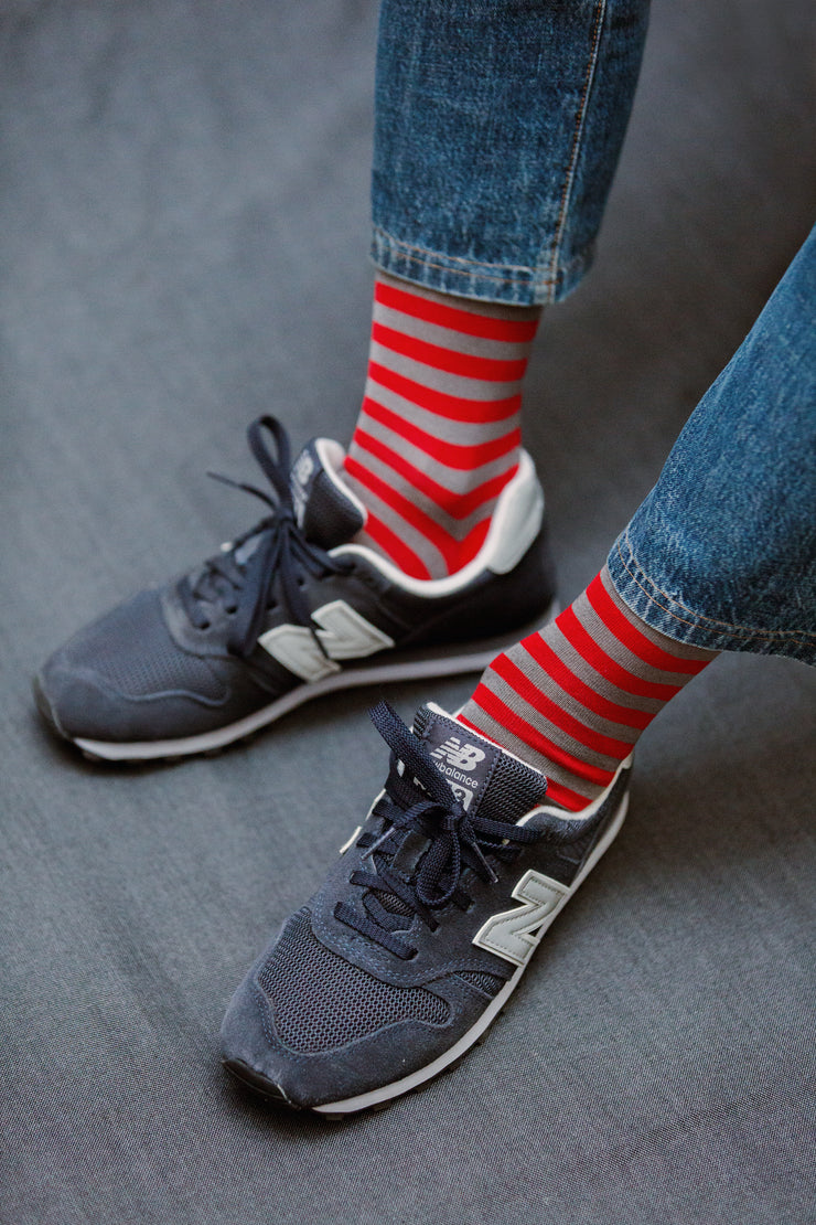 Strumpfe im horizontalen Streifen Muster in Karmin und Grau Mes Chaussettes Rouges