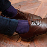 Chaussettes violet foncé Mazarin en fil d'écosse super-solide fabriquées en Italie. Chaussettes courtes mi-mollet très résistantes à l'usure. Pointures : du 39 au 47.