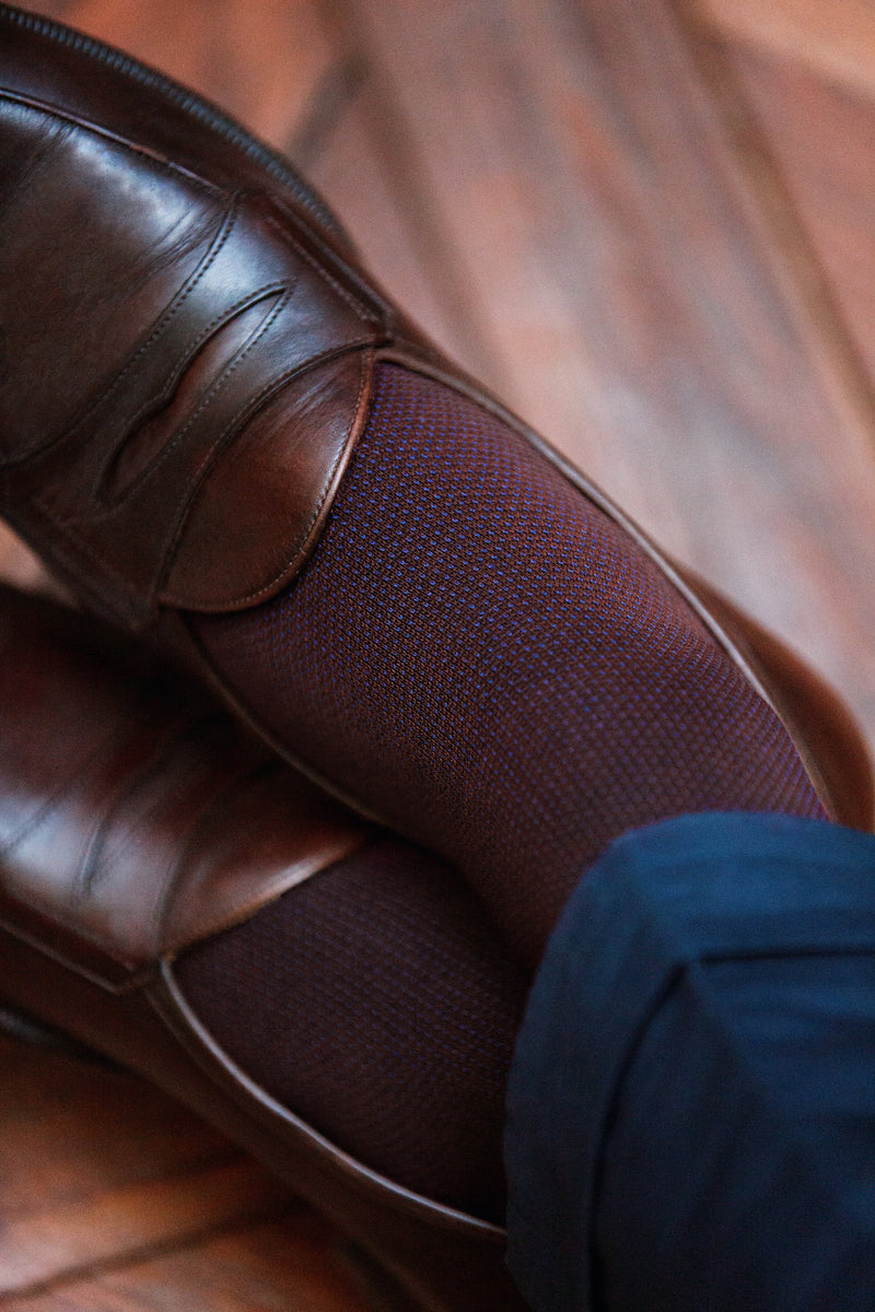 Chaussettes au motif caviar de couleur bordeaux et bleu, en 100% fil d'Écosse. Mi-bas (chaussettes hautes) pour homme de la marque Mazarin. Fines, douces, durables. Pointures : du 39 au 46 
