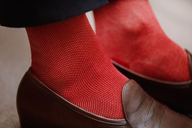 Chaussettes au motif caviar de couleur rouge carmin et beige. Mi-mollet (courtes) pour homme, de la marque Mazarin. Légères et fines. Pointures : du 39 au 46
