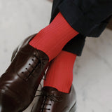Chaussettes de couleur corail, en 100% fil d'Écosse. Mi-bas (chaussettes montantes jusqu'au genoux) pour homme, de la marque Mazarin. Douces, souples et légères. Adaptées à un chino bleu marine, des souliers chocolat. Pointures, du 36 au 49.