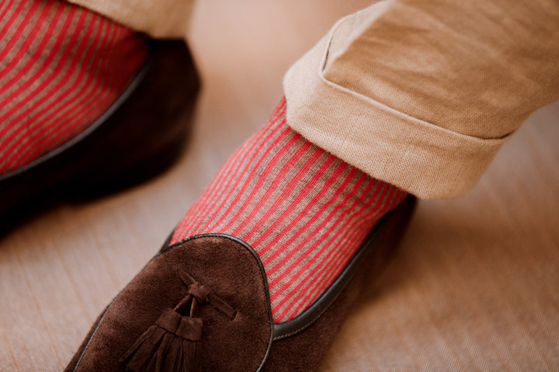 Chaussettes à rayures "transat" de couleurs taupe et rouge, en 100 fil d'Écosse. Modèle de mi-mollet (courtes) de la marque Mazarin. Fines et légères. Pointures : du 39 au 46 