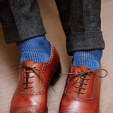 Chaussettes au motif pied-de-poule, de couleur gris clair et bleu roi en 100% fil d'Écosse. Modèle de mi-mollet (courtes) pour homme, de la marque Mazarin. Fines et légères. Pointures : du 39 au 46