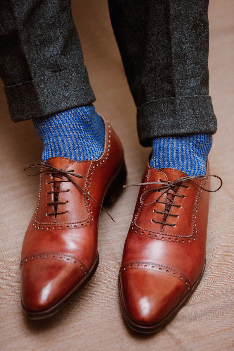 Chaussettes au motif pied-de-poule, de couleur gris clair et bleu roi en 100% fil d'Écosse. Modèle de mi-mollet (courtes) pour homme, de la marque Mazarin. Fines et légères. Pointures : du 39 au 46