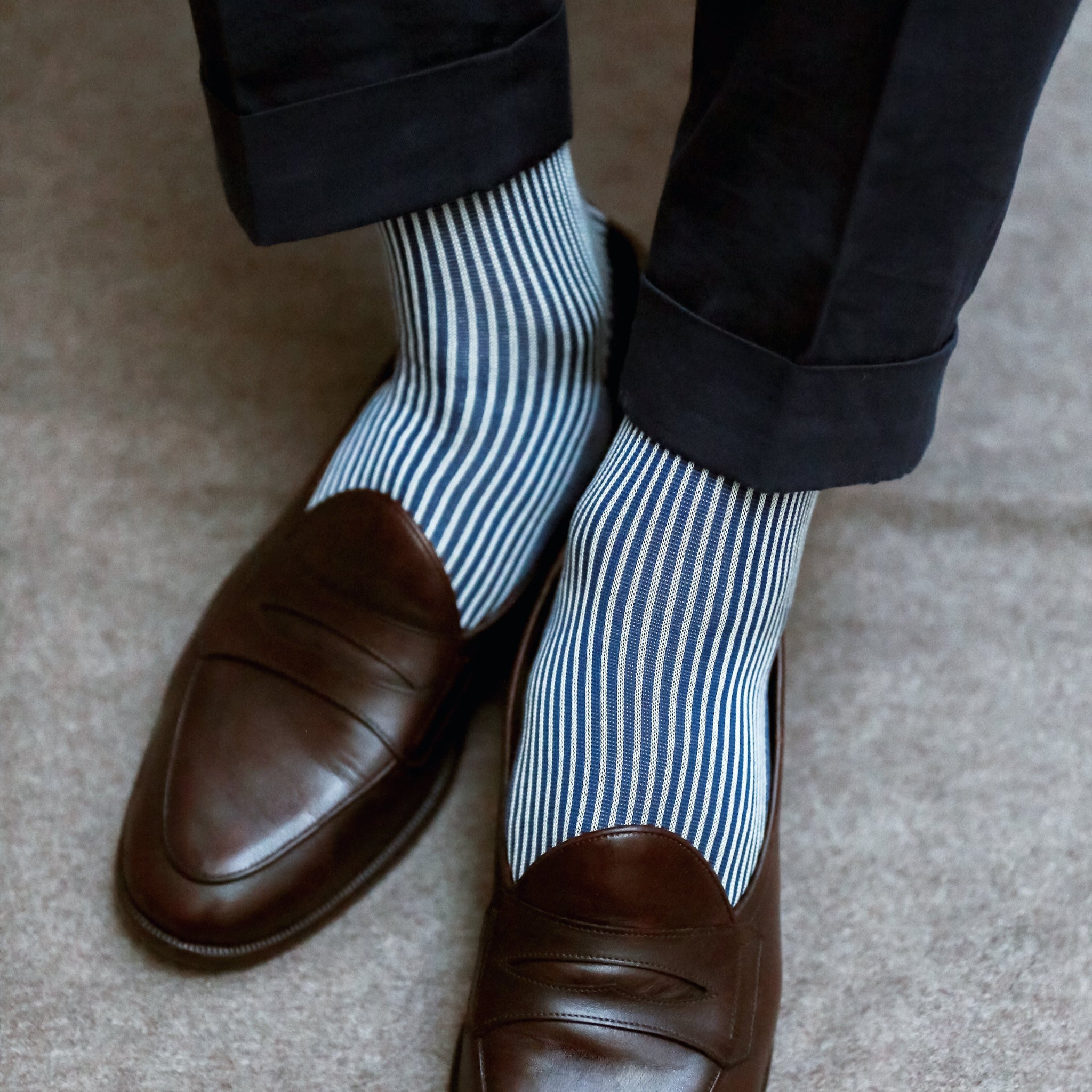 Chaussettes à rayures "transat" bleue et blanche, en 100% fil d'Écosse. Modèle de mi-bas (hautes) pour homme, de la marque Mazarin. Chaussettes fines, douces, et légères. Pointures : du 39 au 46